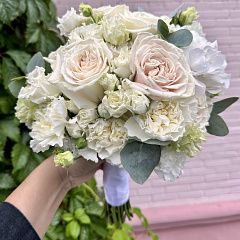 Белоснежный свадебный букет с розами «Плая Бланка»