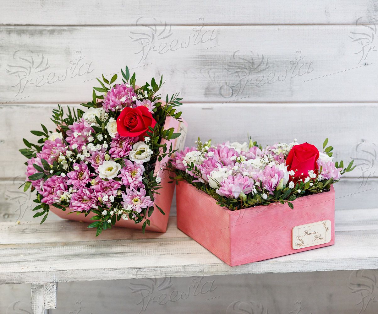 Композиция "Сердце" с хризантемой и розой