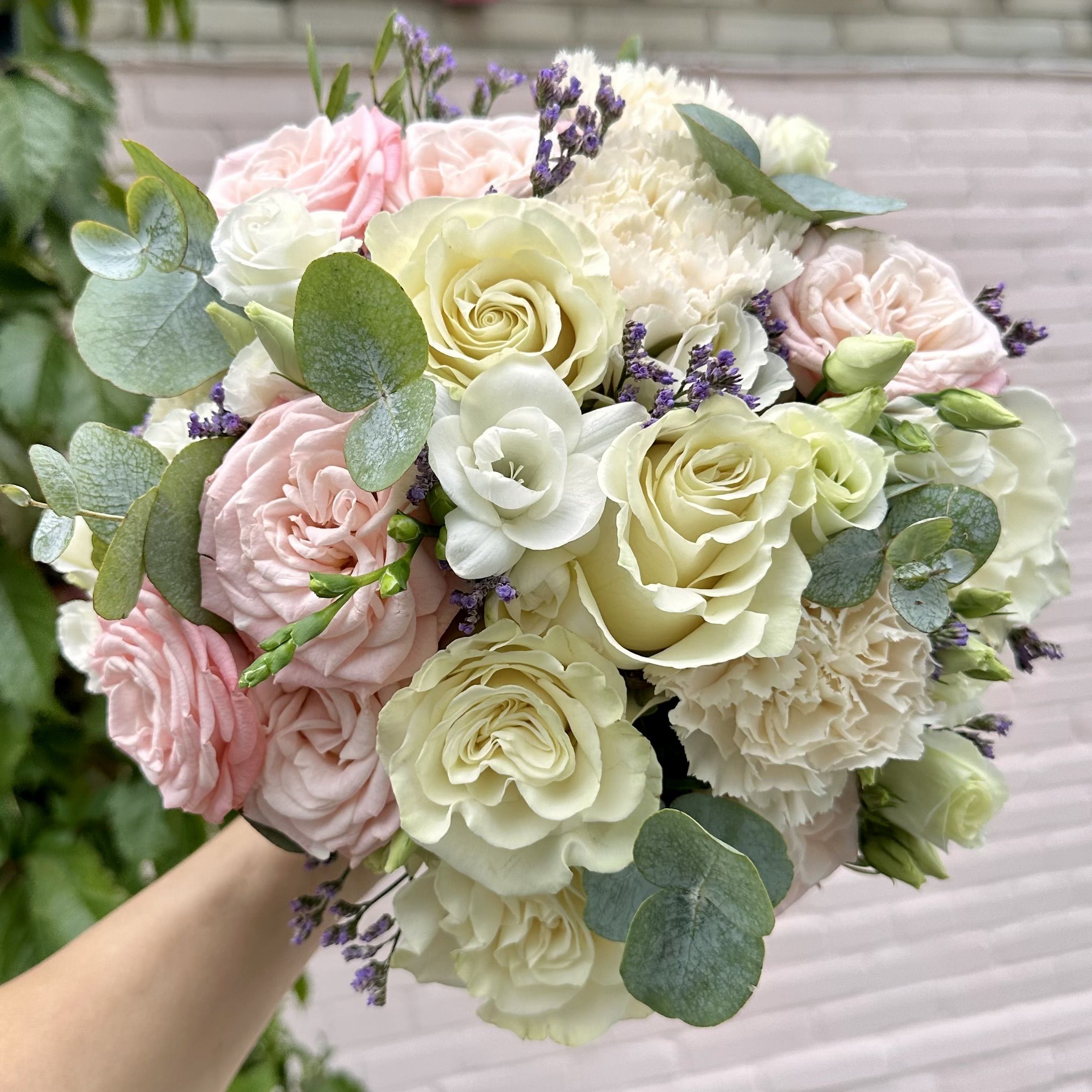 Свадебный букет сборный из роз, эустомы и других сезонных цветов