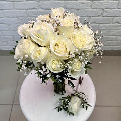 Свадебный букет из 15 роз «Полар Стар» и гипсофилы