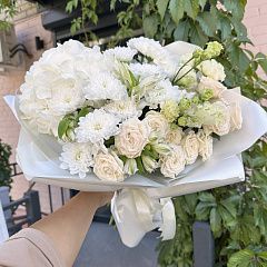 Белоснежный букет с кремовыми розами