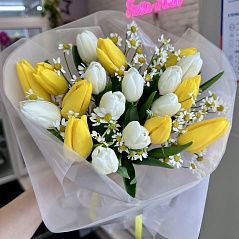 Букет из 19 белых и желтых тюльпанов