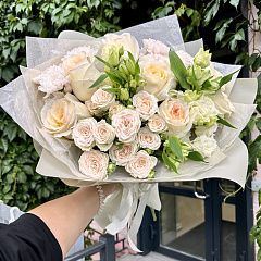 Светлый букет с розами «Кендилайт»