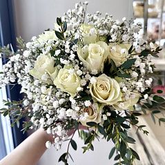 Свадебный букет из белых роз и гипсофилы с эвкалиптом 
