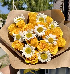 Букет солнечный из желтых роз и ромашек