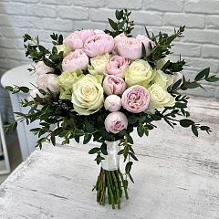 Свадебный букет из белых и розовых кустовых роз с эвкалиптом