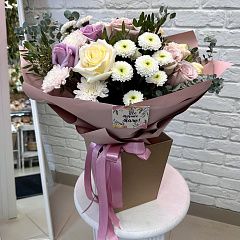 Букет из розовых, сиреневых и лимонных роз с хризантемой