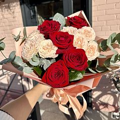 Букет с бордовыми и кустовыми розами с эвкалиптом