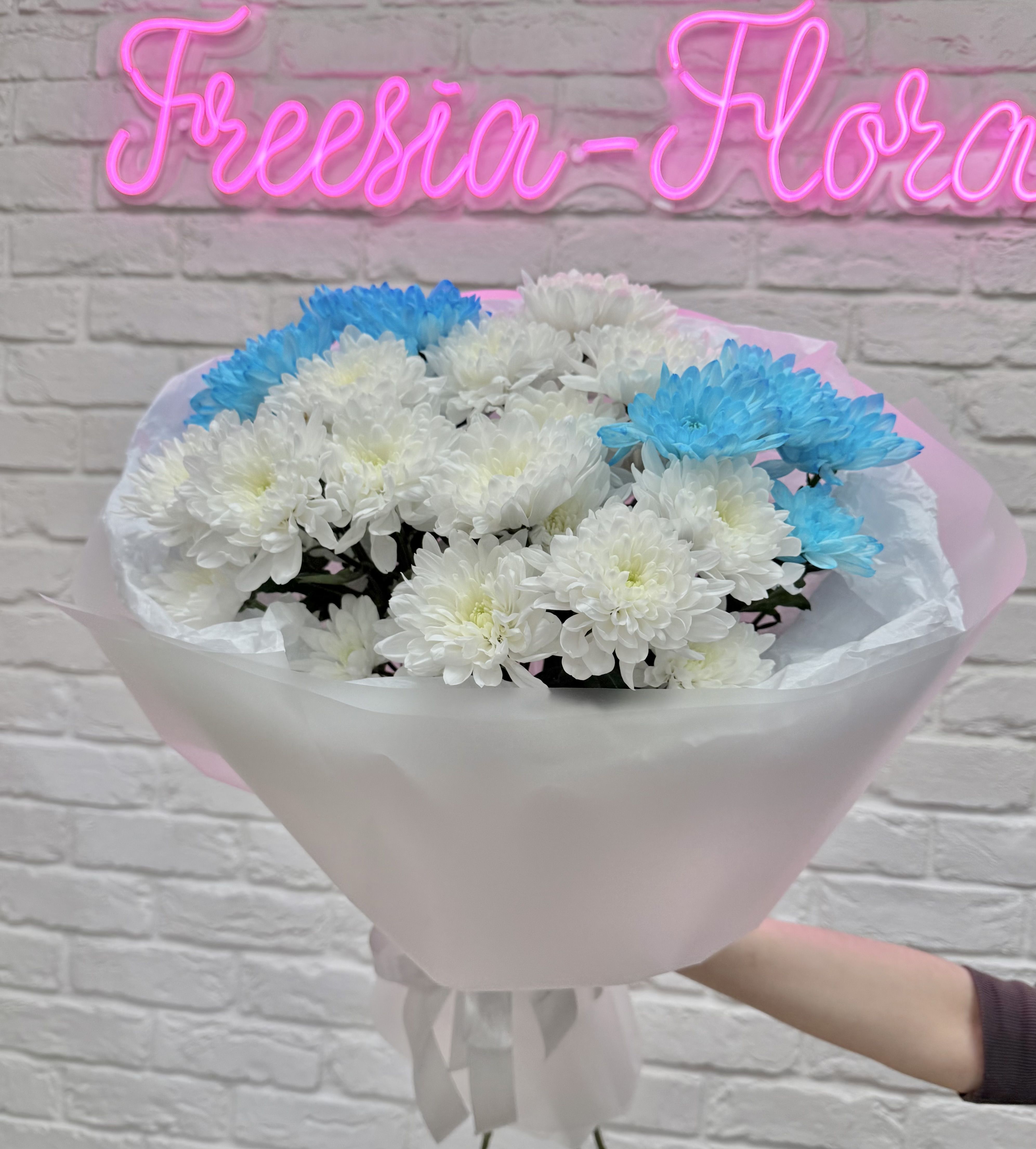 Букет из бело-голубых хризантем