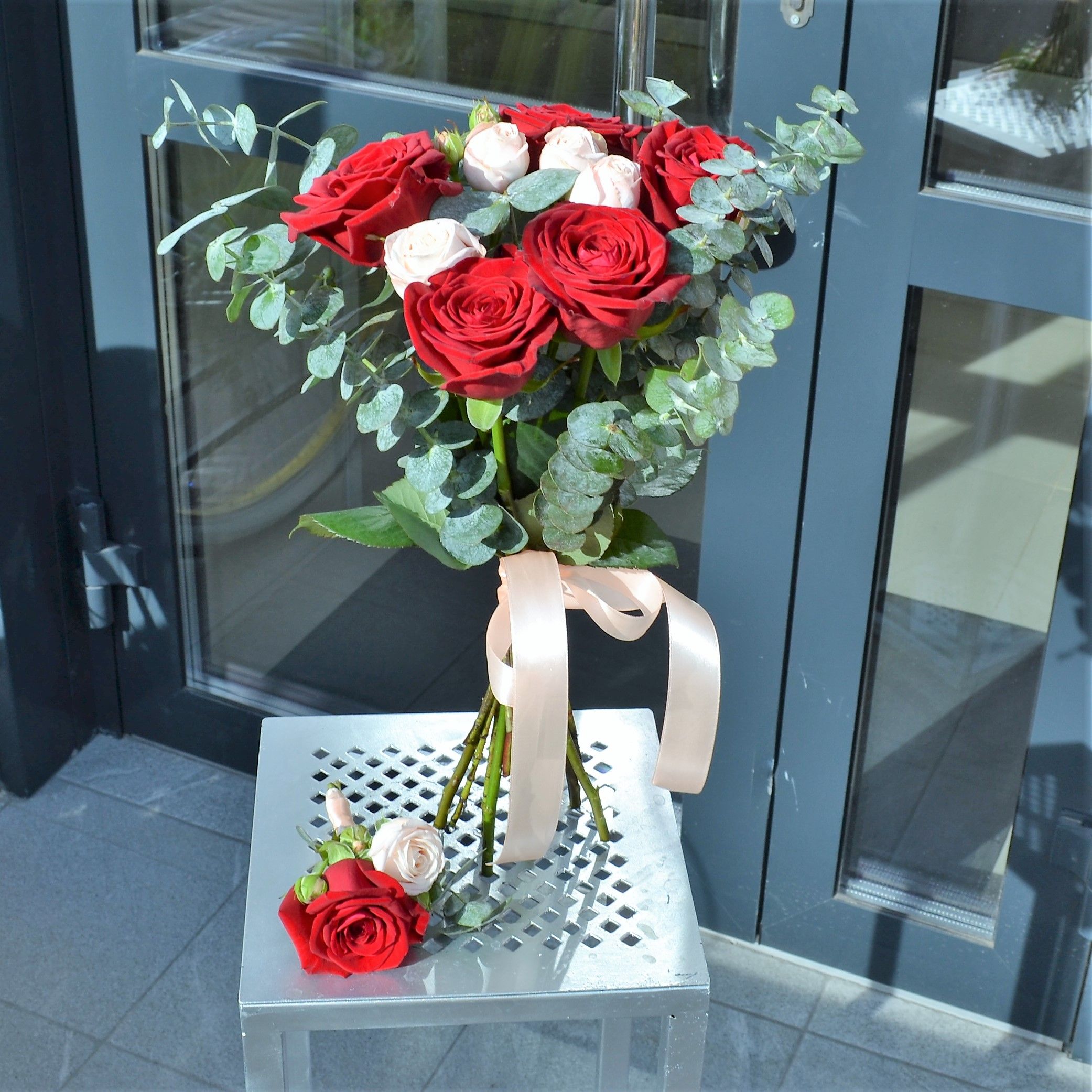 Свадебный букет из красных роз