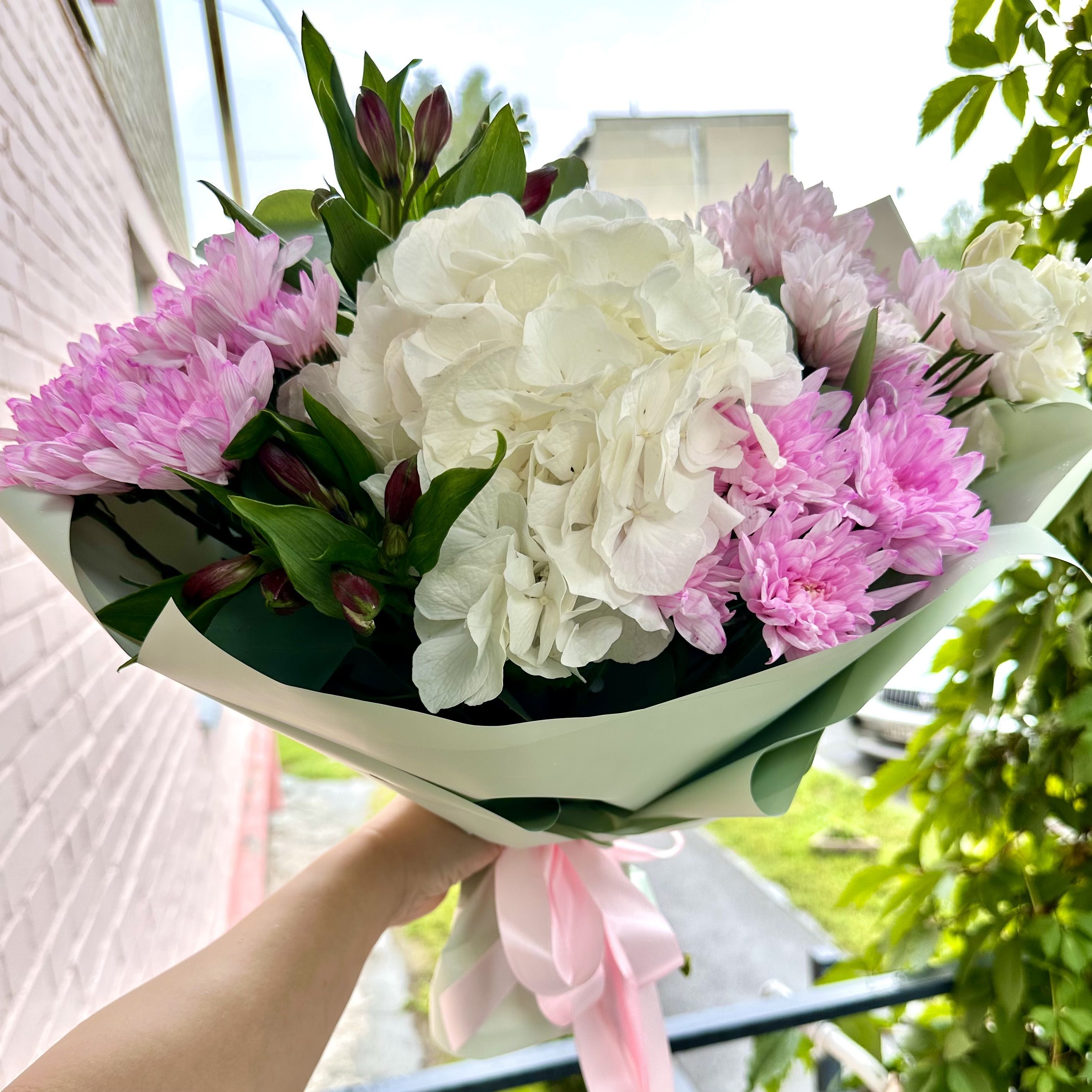Букет с белой гортензией и розовыми хризантемами 