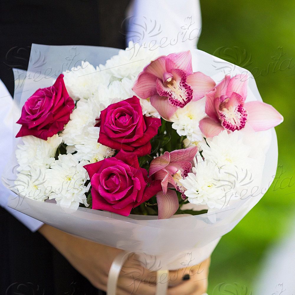 Букет розовых роз и орхидей с хризантемой