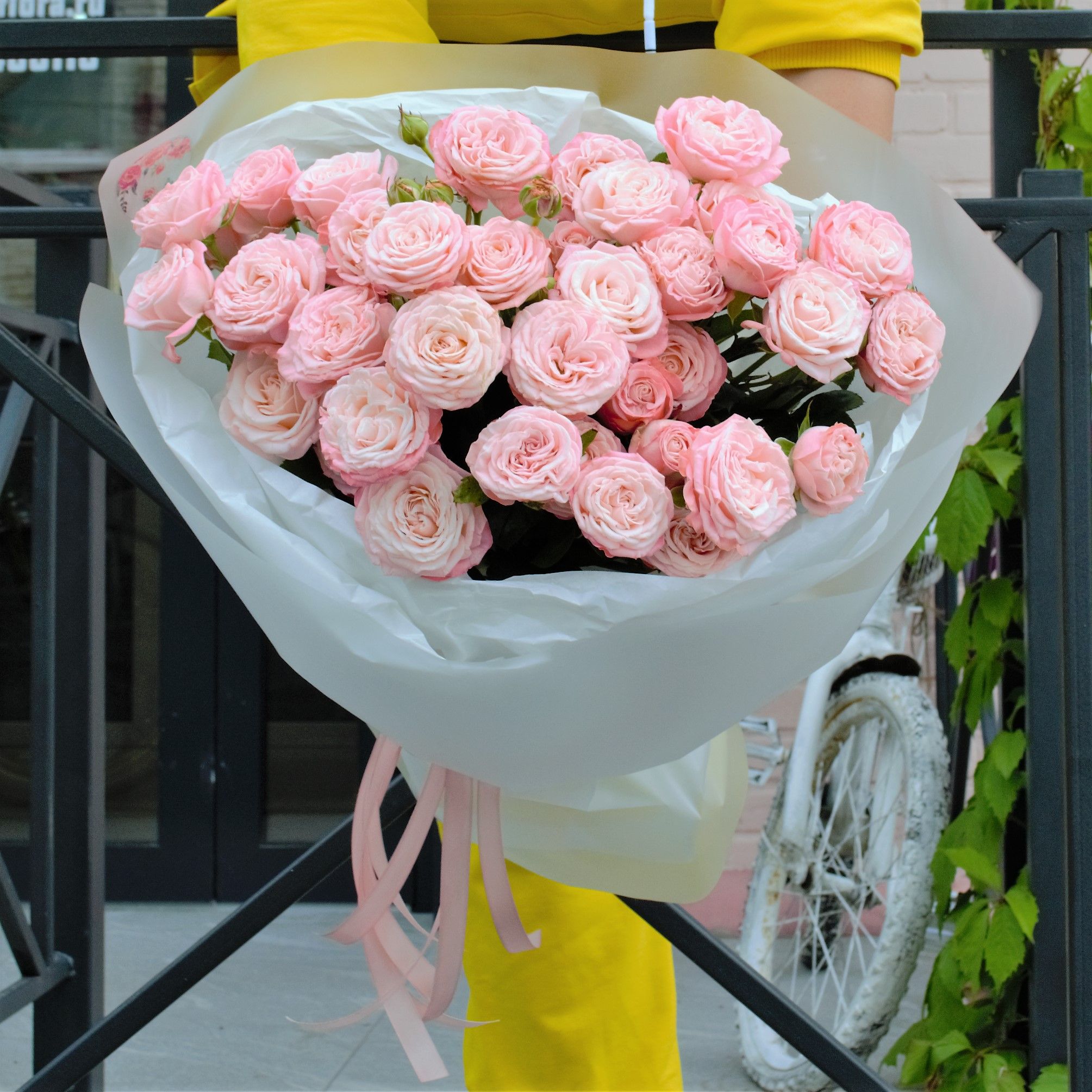 Букет кустовых роз "Мадам Бомбастик"