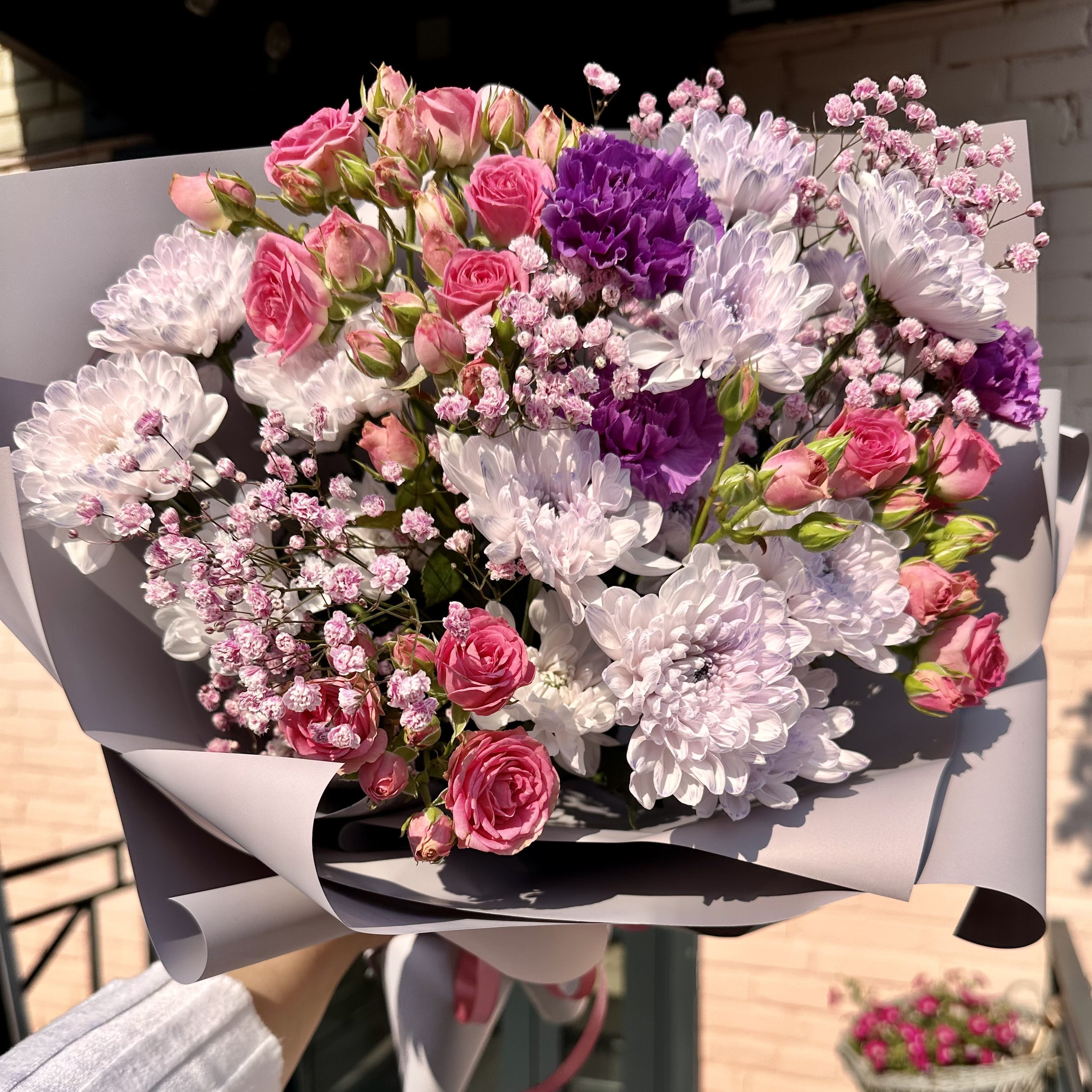 Букет лилово-розовый из хризантем и кустовых роз
