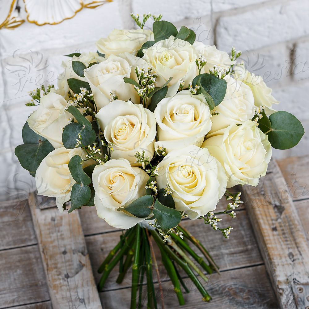 Свадебный букет из белых роз "Чарующей"