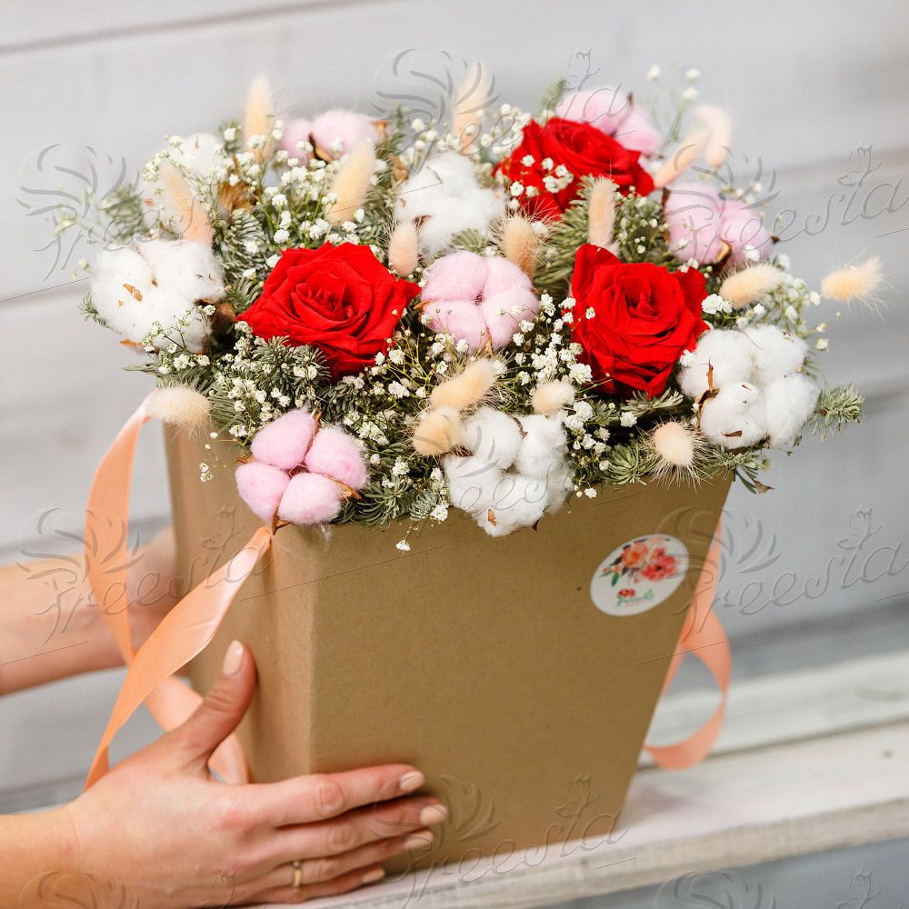 Коробка со стабилизированными розами и хлопком