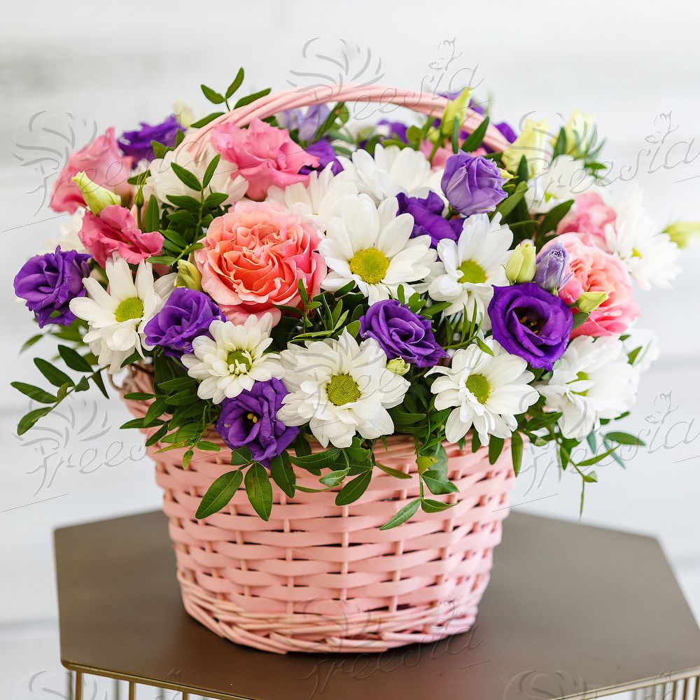 Композиции с красивыми цветами в корзине + ФОТО!