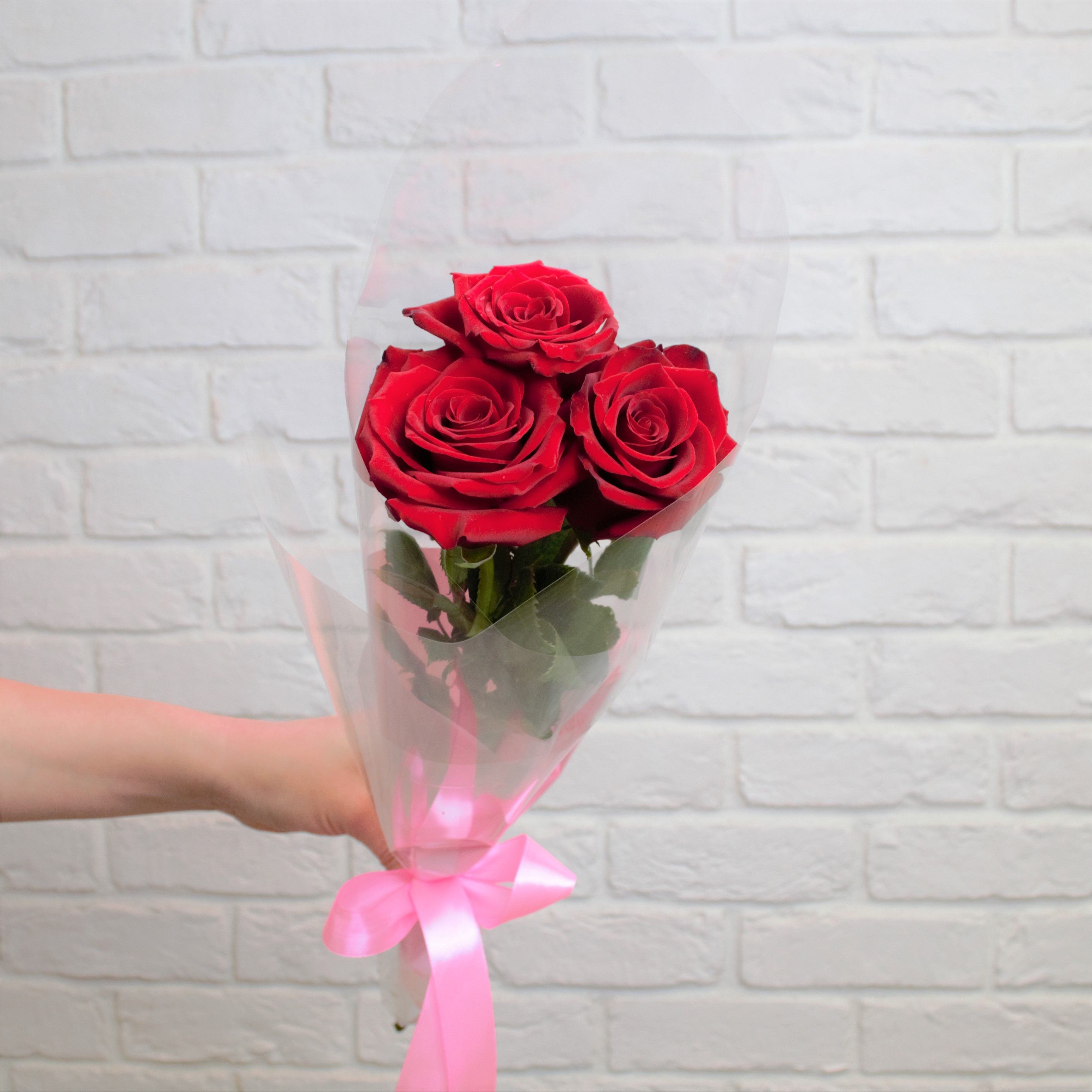 Букет 3 красные розы в упаковке  в салоне «Freesia»