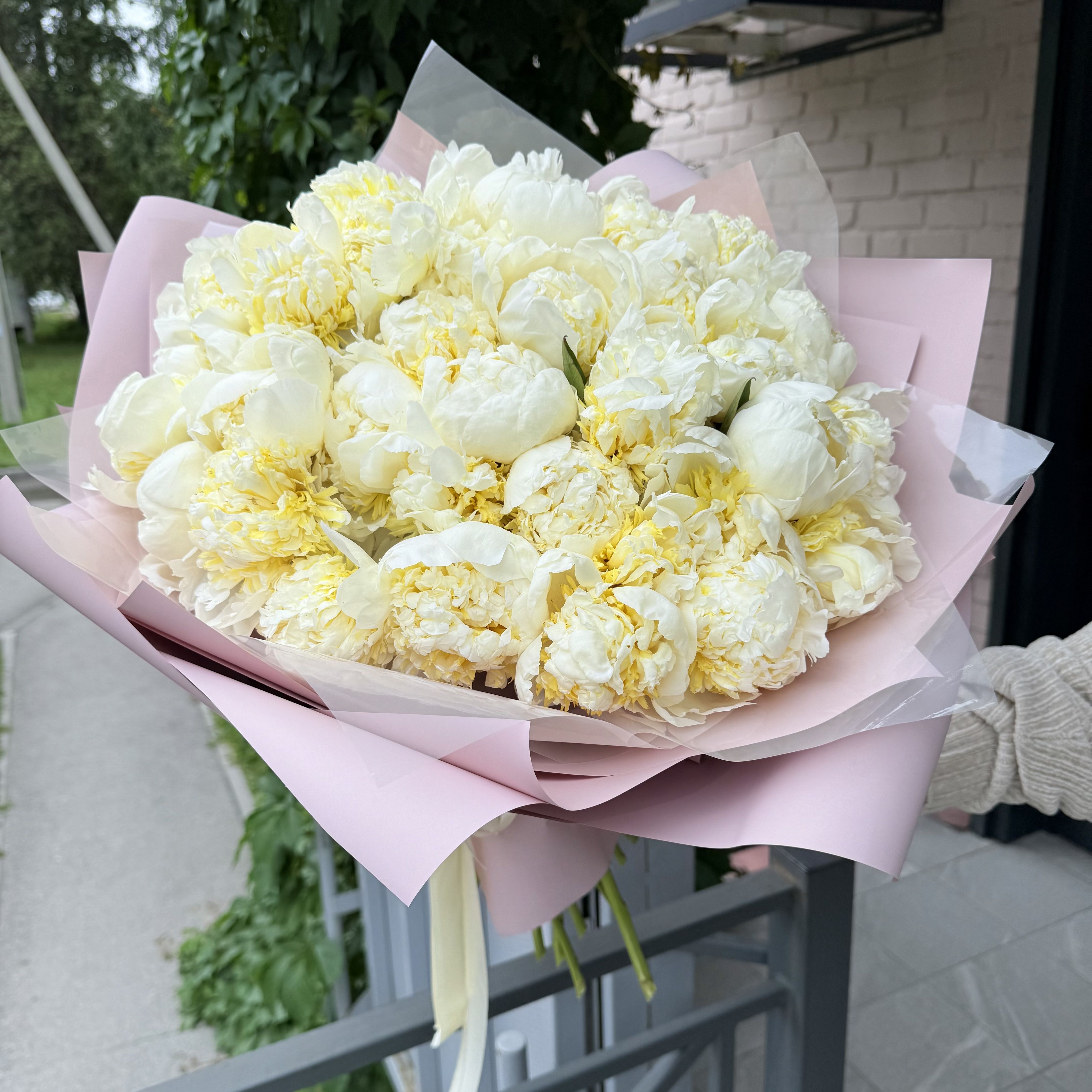 Букет кремовых пионов