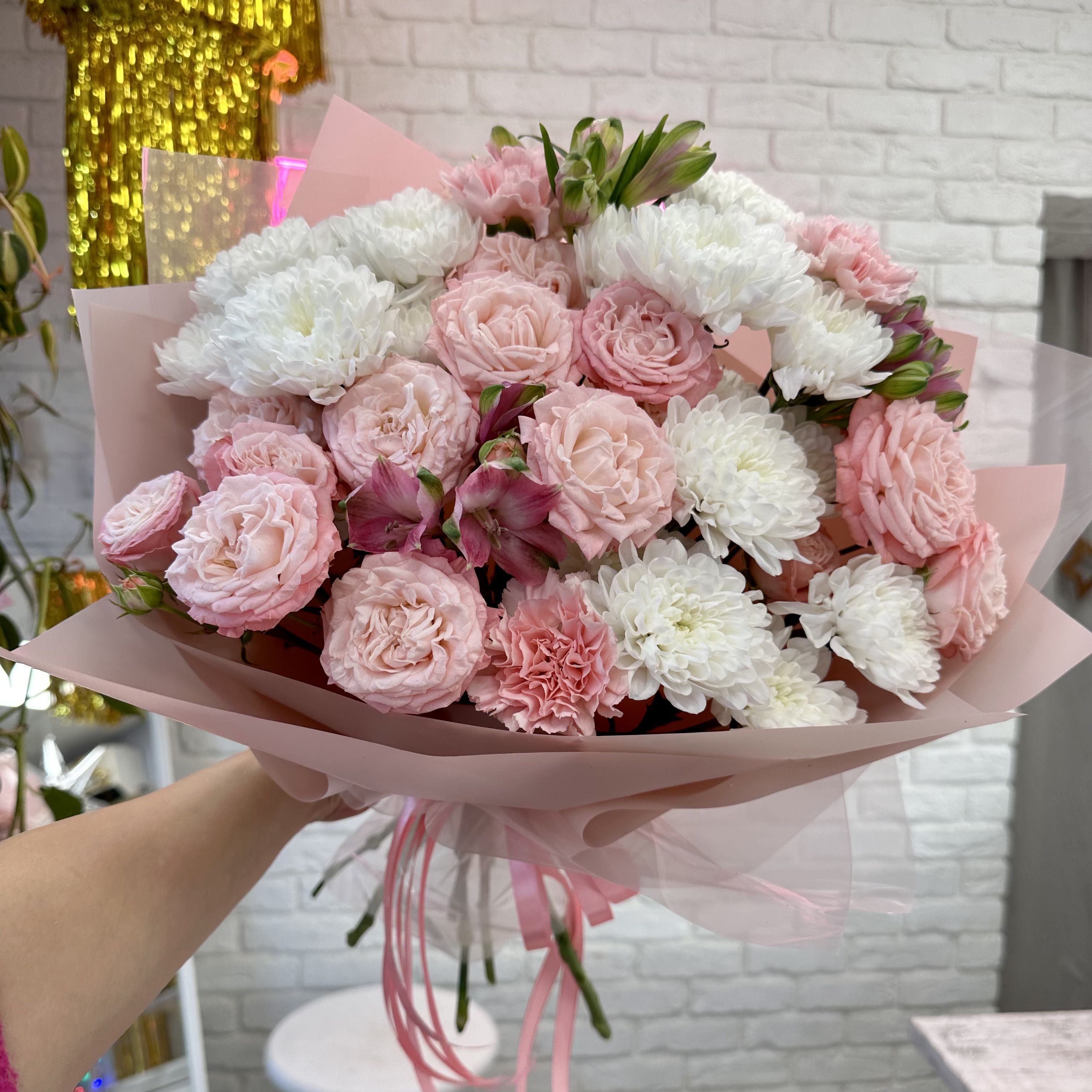 Букет из кустовых роз «Мадам Бомбастик», хризантем и альстромерий