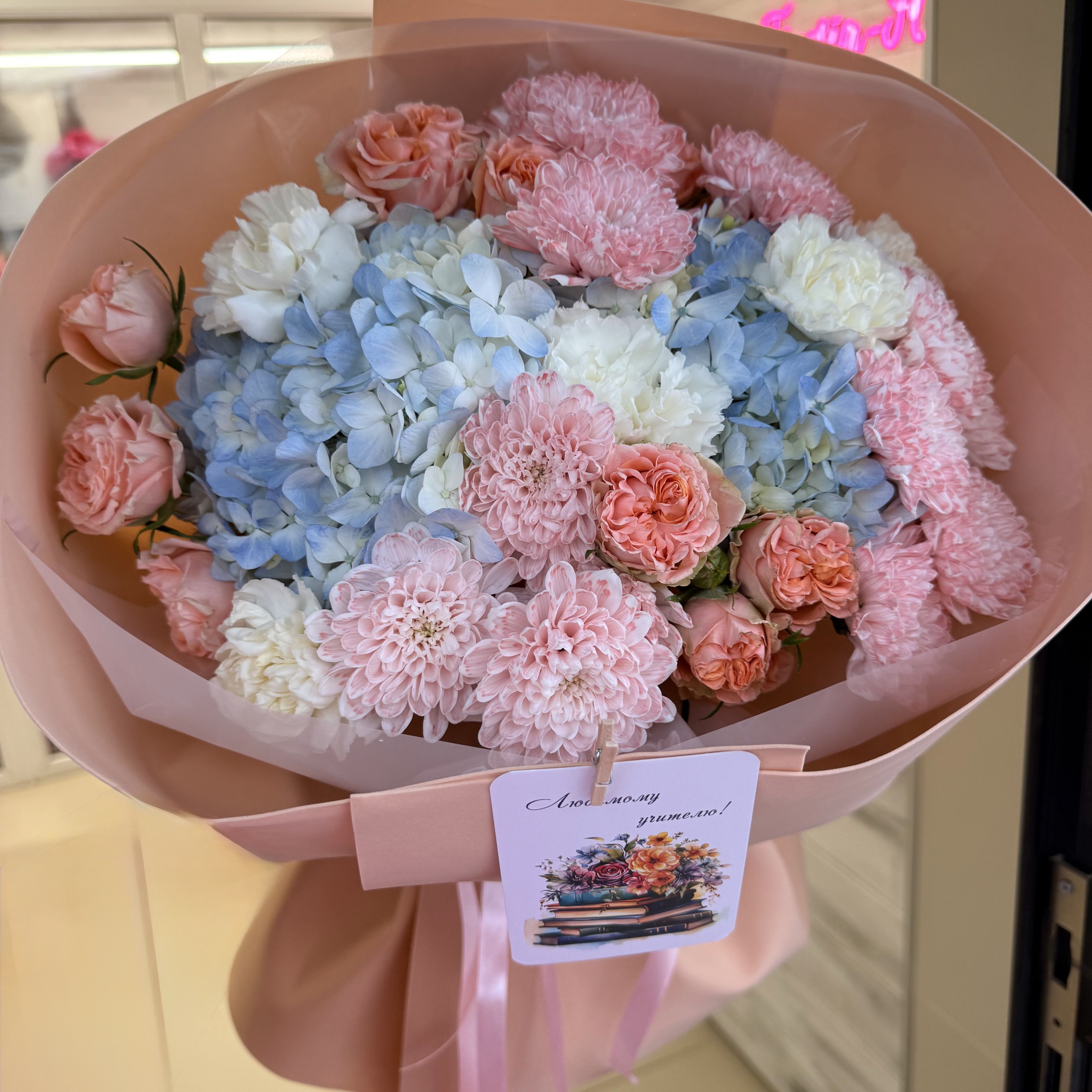 Сборный букет с персиковой розой и голубой гортензией