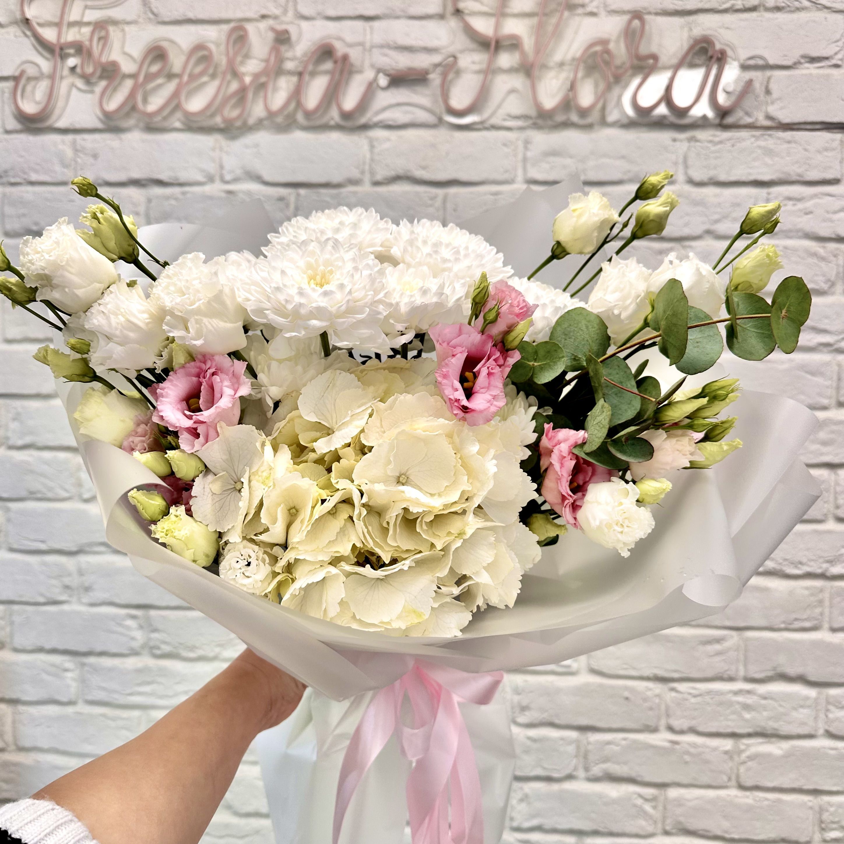 Букет Нежный букет с белой гортензией, эустомой и хризантемой в салоне  «Freesia»