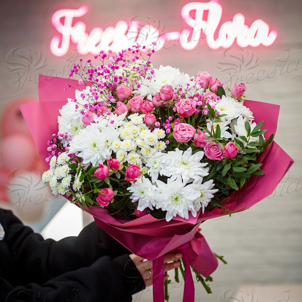 Букет с белой хризантемой и кустовой розой "Розовое чудо"