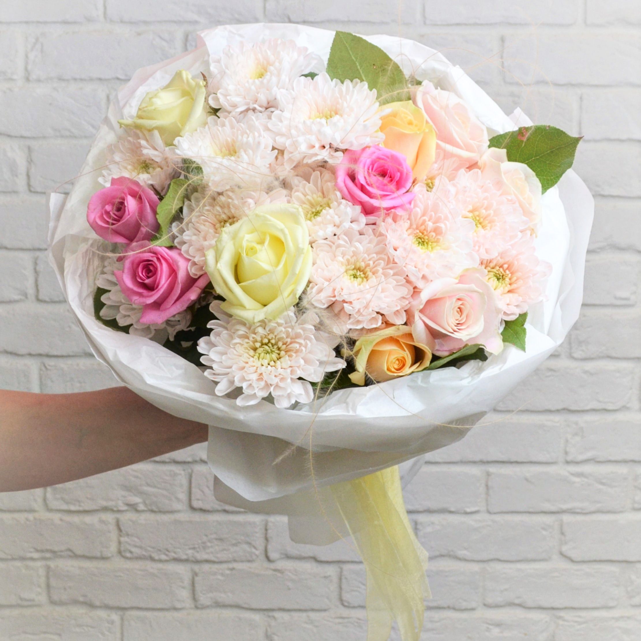 букет из розовых роз и хризантем фото