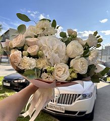 Белоснежный букет с кремовыми розами 