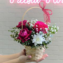 Корзинка с розовыми розами и хризантемами