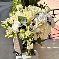 Свадебный букет из роз, эустомы, альстромерий и сантини