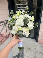 Свадебный букет из белых диантусов, эустомы и эвкалипта