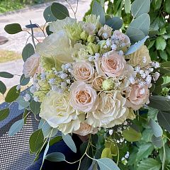Свадебный букет из роз «Яна», «Мондиаль»,  эустомы, гипсофилы и эвкалипта