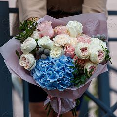 Букет из кремовых роз и голубой гортензии