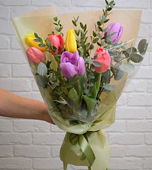 Букет из разноцветных тюльпанов с зеленью