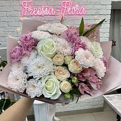 Нежный стойкий букет из роз, хризантем и альстромерий