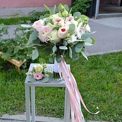Свадебный букет из роз Джульетта, лютиков и эустомы