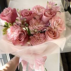 Букет в нежно-розовых тонах с альстромерией, диантусами и розами
