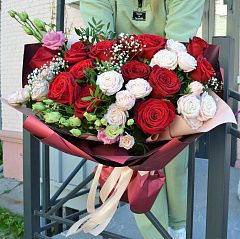 Букет красных роз с кустовой розой и эустомой