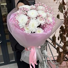 Букет из хризантем и гипсофилы