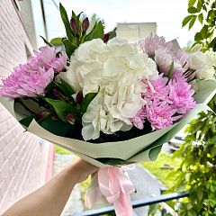 Букет с белой гортензией и розовыми хризантемами 