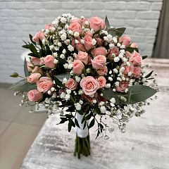 Свадебный букет из кустовых роз «Лидия», гипсофилы и фисташки 
