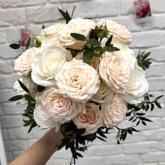 Свадебный букет из белых и кремовых кустовых роз с эвкалиптом