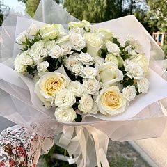 Букет «Микс» из белых кустовых и одноголовых роз