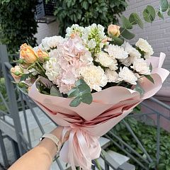 Легкий сборный букет с гортензией, хризантемой и кустовыми розами