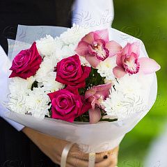 Букет розовых роз и орхидей с хризантемой