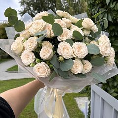 Букет кустовых роз «Софи» и эвкалипта