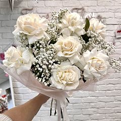 Букет из белых роз с вывернутыми лепестками