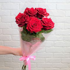 5 красных роз в упаковке