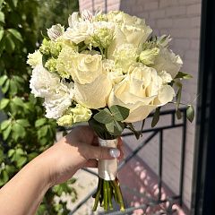 Букет из белых роз, белой эустомы и белой альстромерии